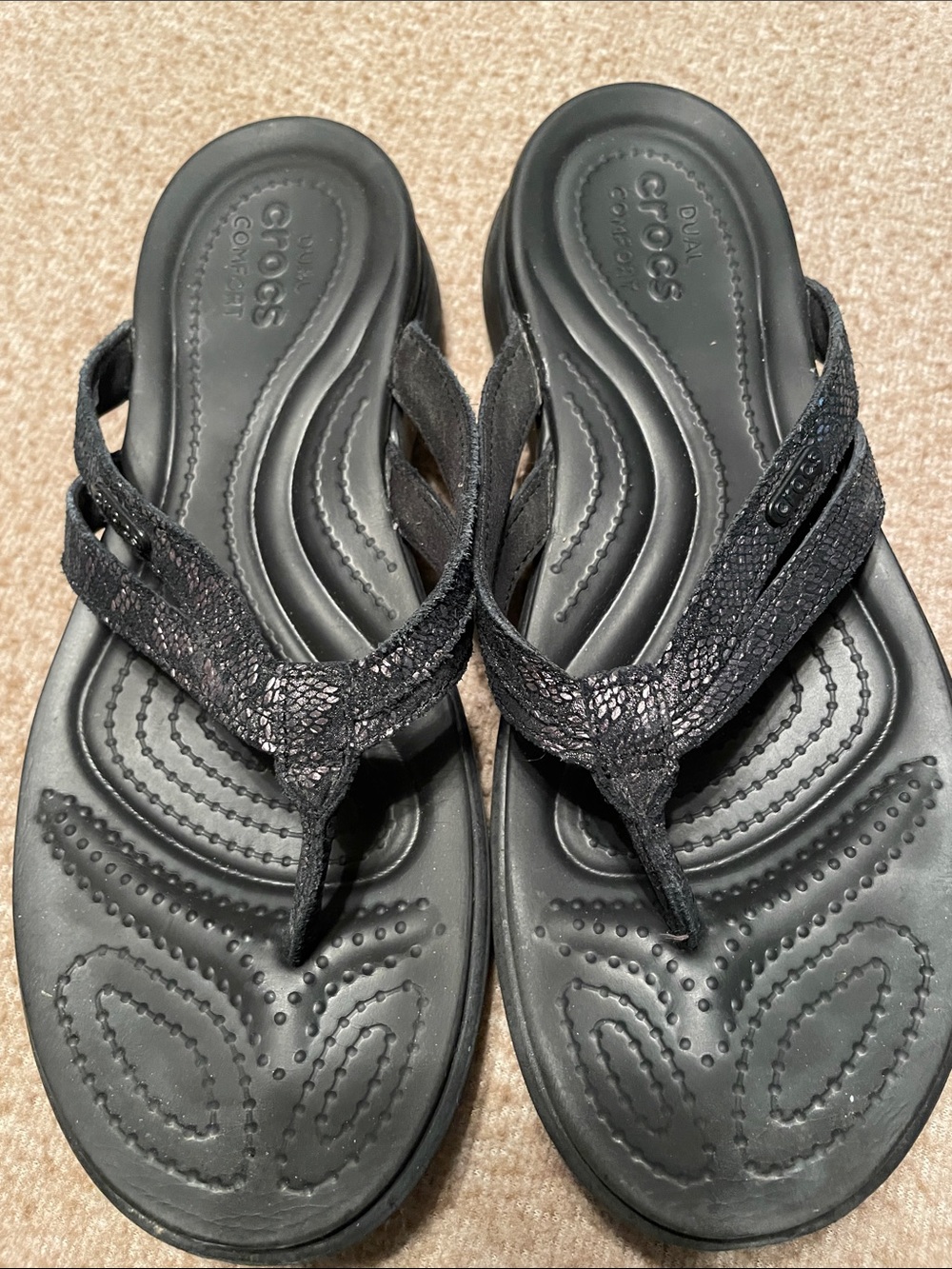 CROCS Women's Black Textured Thong Sandals